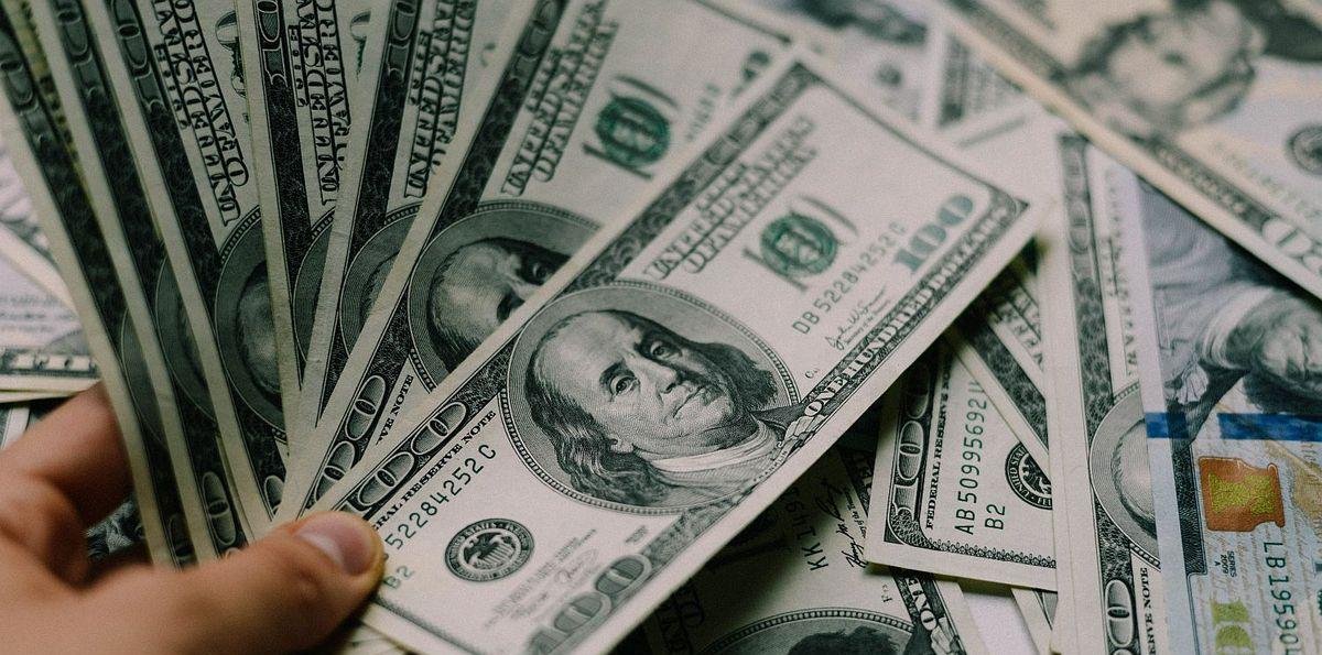 El dólar vuelve a superar los $1.400, pero el mercado aún ve estabilidad y posibles bajas