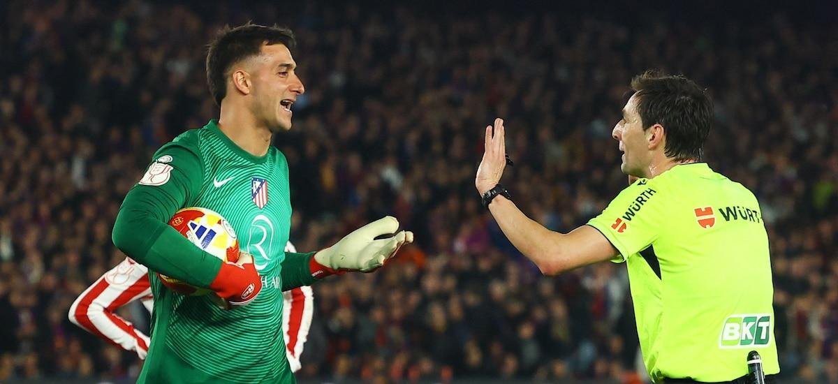 El show de atajadas de Juan Musso ante Barcelona en la sufrida clasificación del Atlético de Madrid a la final de la Copa del Rey