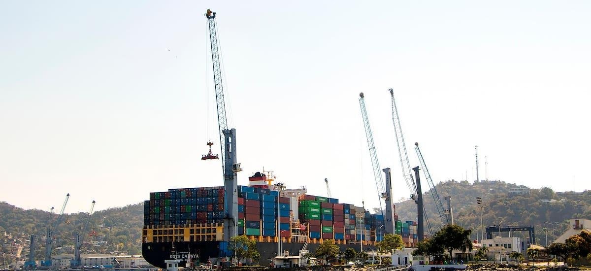 Las exportaciones arrancan 2026 con señales encontradas: la manufactura acelera, los autos frenan