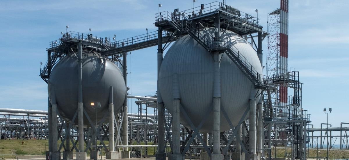 Europa paga la factura de la guerra en Irán: los precios del gas suben un 40% y el petróleo un 8%