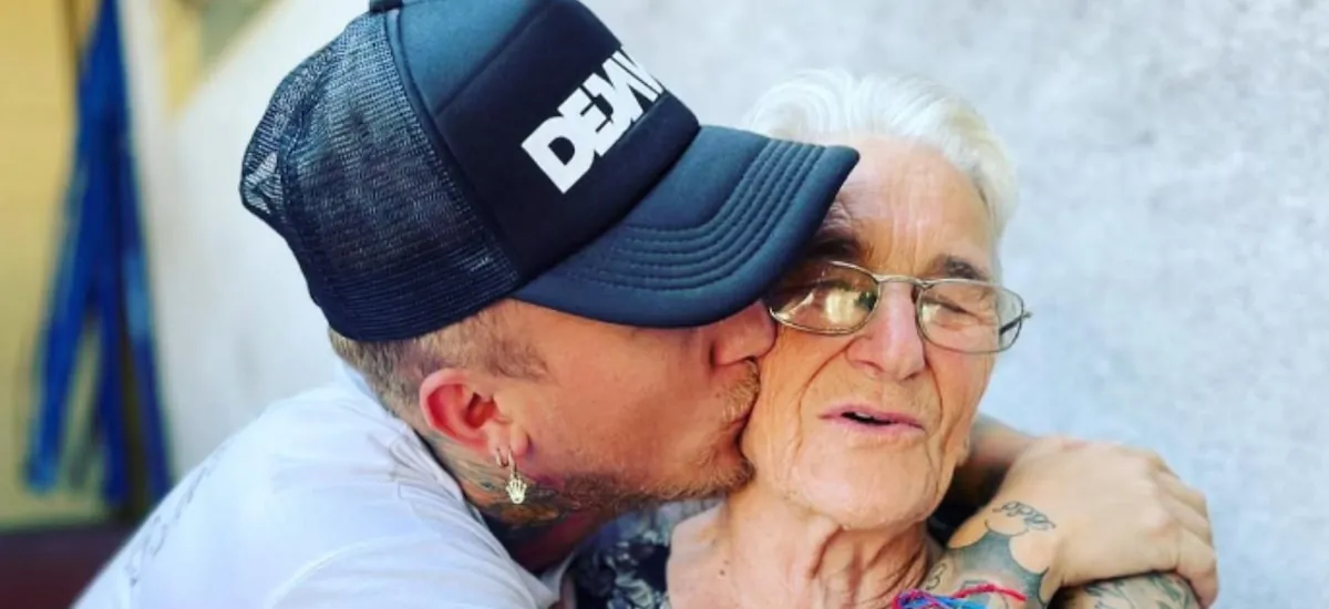El dolor de El Polaco por la muerte de su abuela: “Cuando todo era violencia, tristeza y pobreza, me abrazabas”