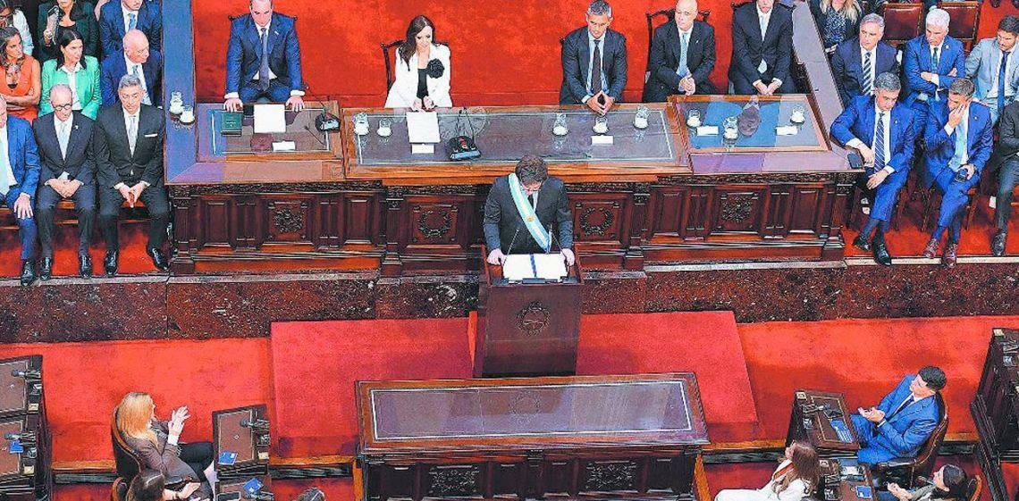 Karina lo hizo de nuevo y le quitó los lugares a la prensa acreditada