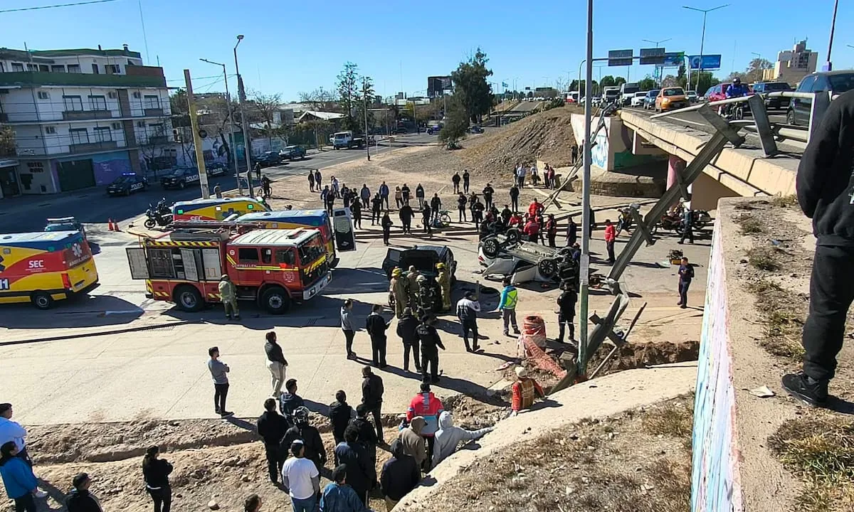 Dos camionetas cayeron de un puente en Mendoza: hay un muerto y cinco heridos