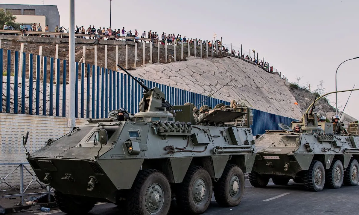 El gobierno español moviliza al Ejército para intentar contener la crisis migratoria en Ceuta