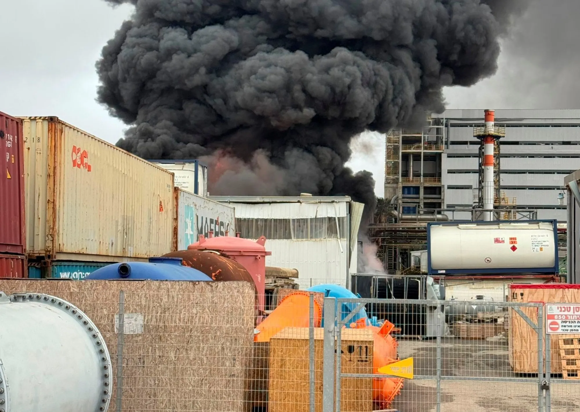 Alerta en Israel: un ataque de Irán impactó en industrias químicas y provocó una fuga de materiales peligrosos