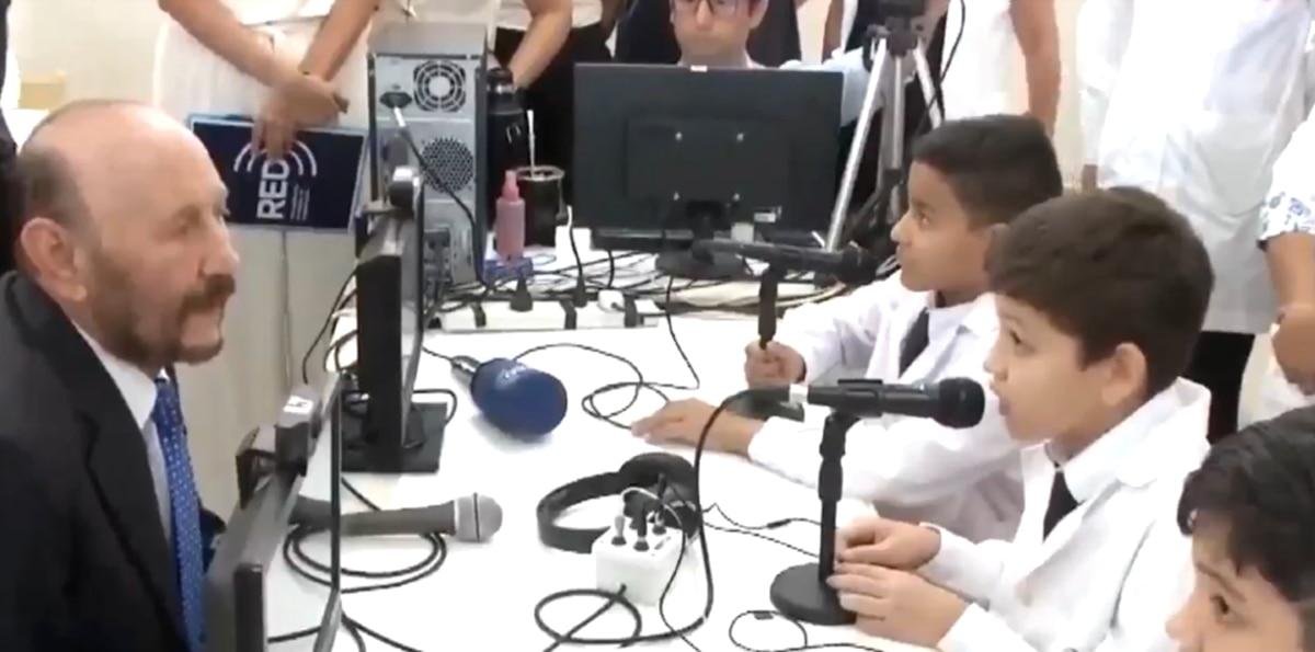 La insólita entrevista de Insfrán con un grupo de alumnos tras la inauguración de una escuela en Formosa
