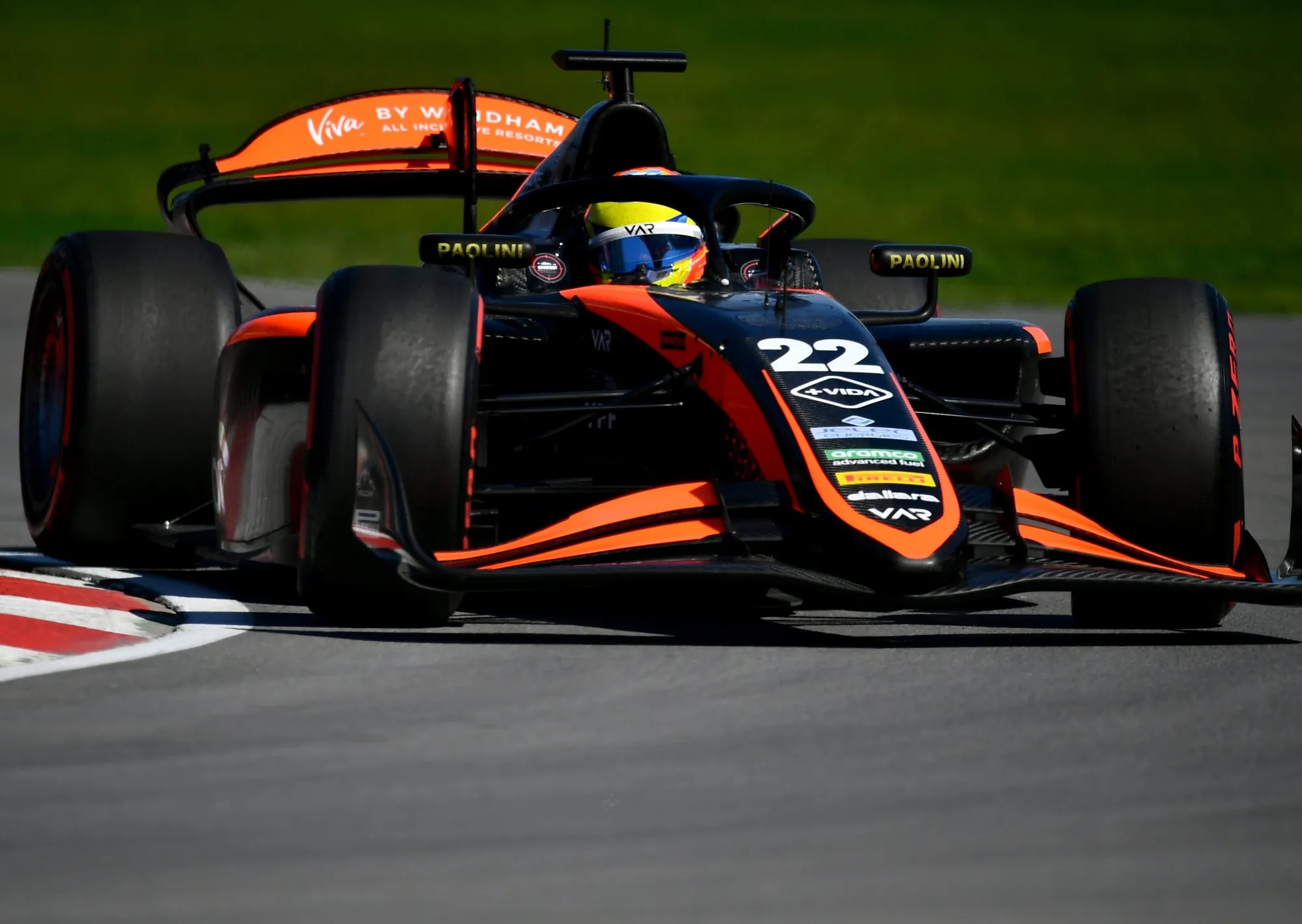 Fórmula 2: Nicolás Varrone rozó los puntos en Barcelona, pero se derrumbó sobre el final por el desgaste de los neumáticos