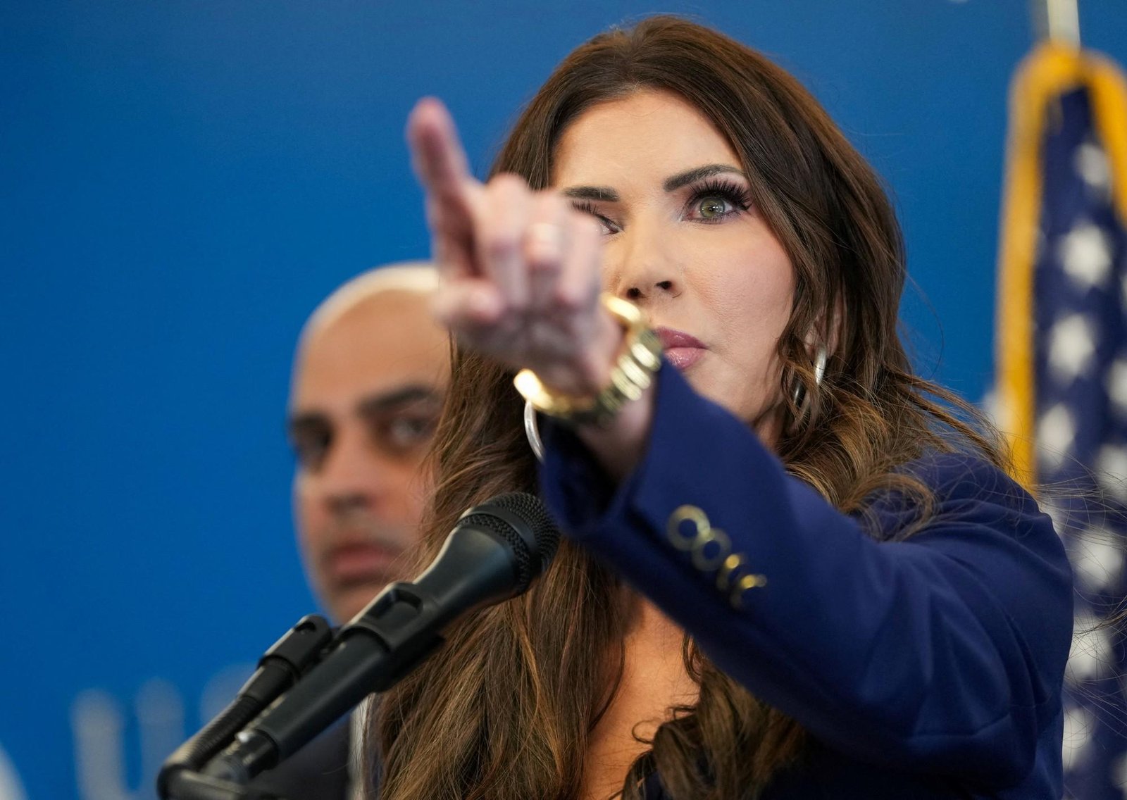 Kristi Noem anunció el uso obligatorio de cámaras corporales para agentes federales en medio del bloqueo al financiamiento de ICE
