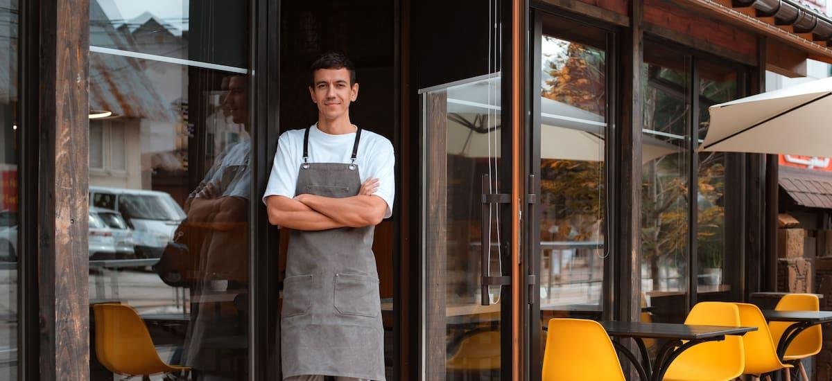 Adiós a las propinas en cafés y restaurantes: la norma que exige a los meseros no cobrar dinero extra por su trabajo