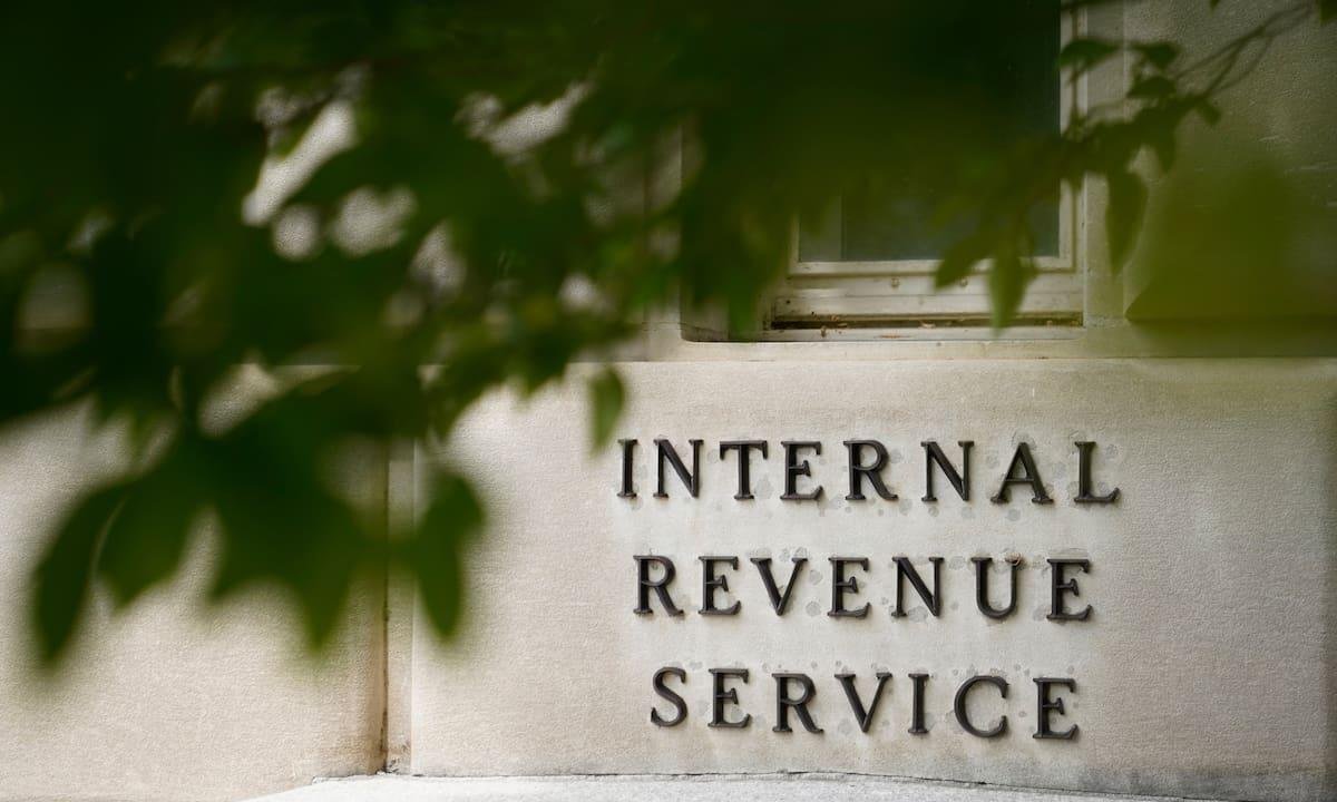 Cuidado con las transferencias: qué monto exacto activa una investigación del IRS sobre tus cuentas bancarias