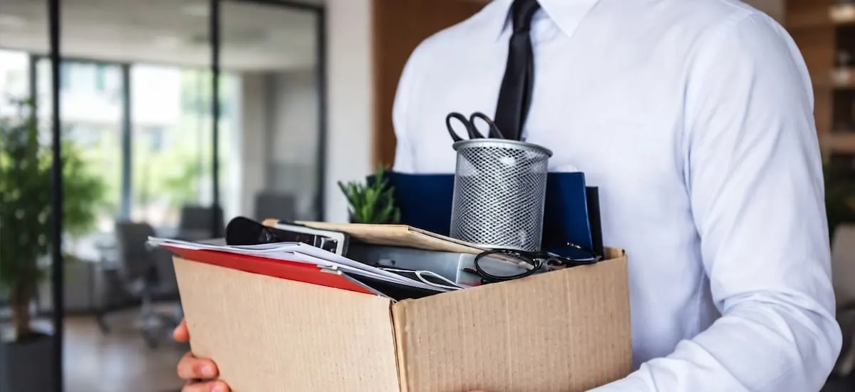 Un hombre es despedido tras no trabajar por 17 días y se justifica porque no vio el alta porque tenía correo acumulado