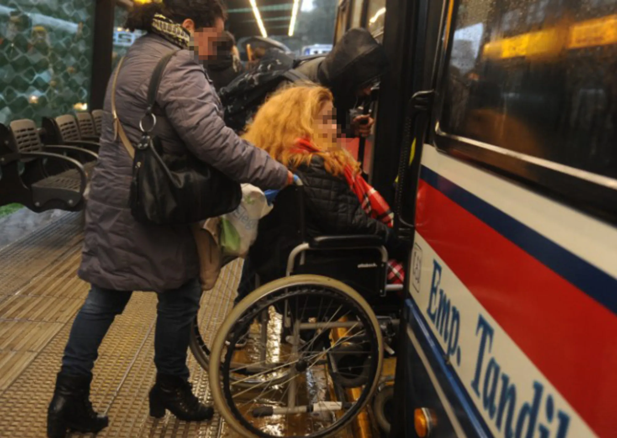 Los discapacitados podrán viajar gratis con la tarjeta SUBE y sin certificado en trenes y colectivos: a partir de cuándo regirá el beneficio