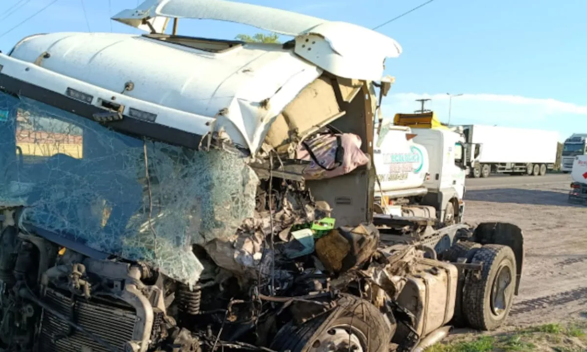 Tragedia en La Pampa: un muerto y dos heridos por un choque de camiones