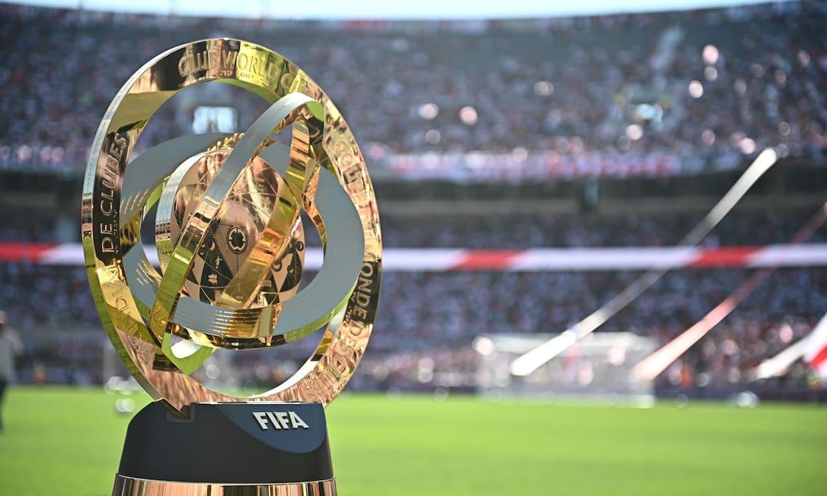 Aficionados mexicanos viven momento de tranquilidad con trofeo de FIFA tras días de violencia