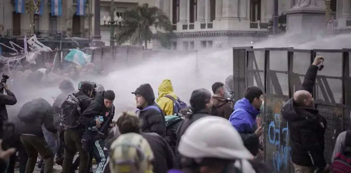 Exigen explicaciones al Gobierno por el despliegue de efectivos de civil armados frente al Congreso