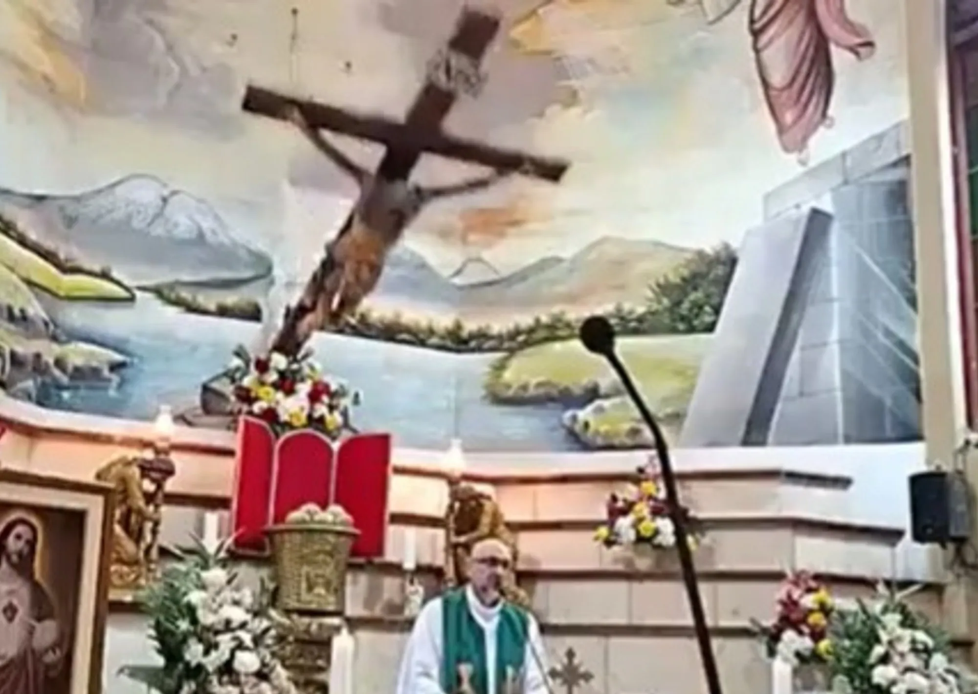 Un sacerdote murió aplastado por una cruz que le cayó encima mientras daba misa