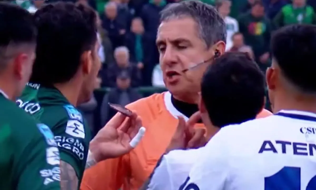 ¿Se tapó la boca y debió ser expulsado?No: Insaurralde se estaba acomodando... el protector bucal