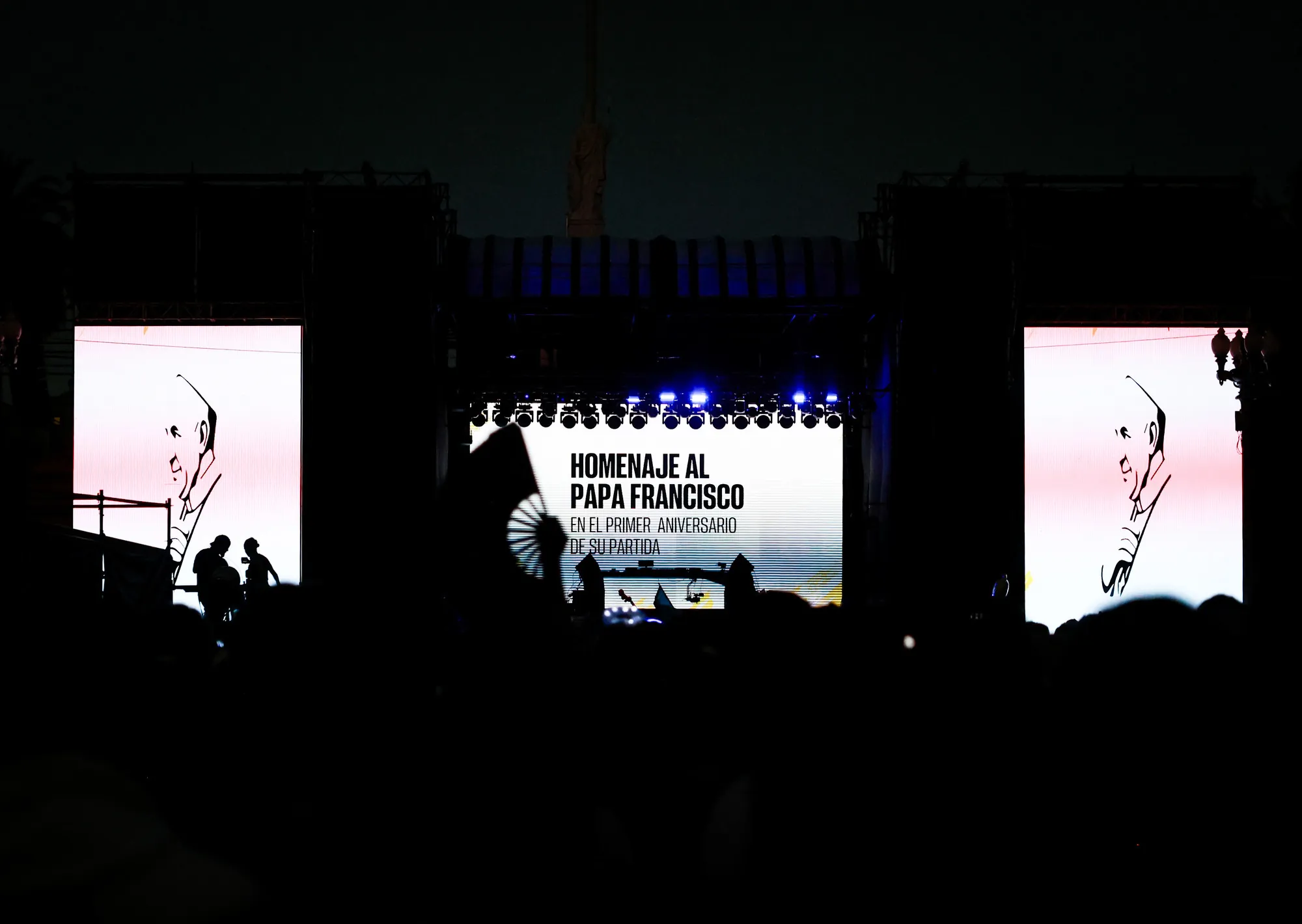 Guilherme Peixoto en Plaza de Mayo: el cura DJ que toca para una multitud en homenaje al Papa Francisco