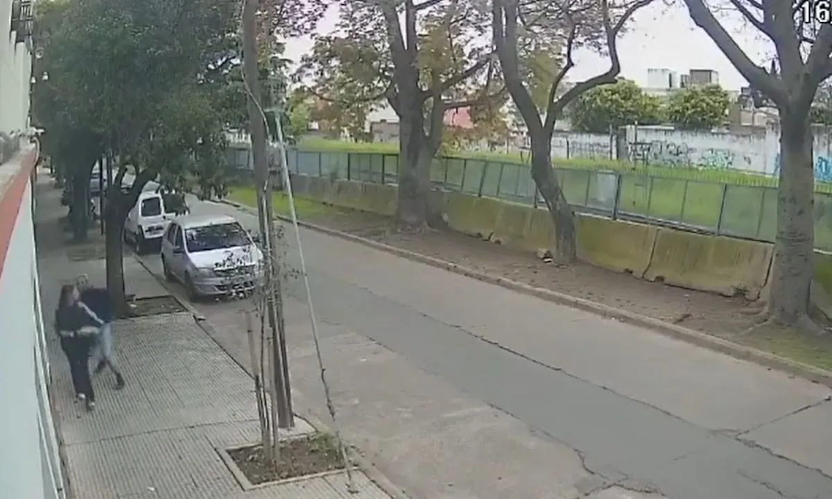 Un joven de 21 años golpeó a una mujer en plena calle en Villa Lugano, huyó y terminó detenido