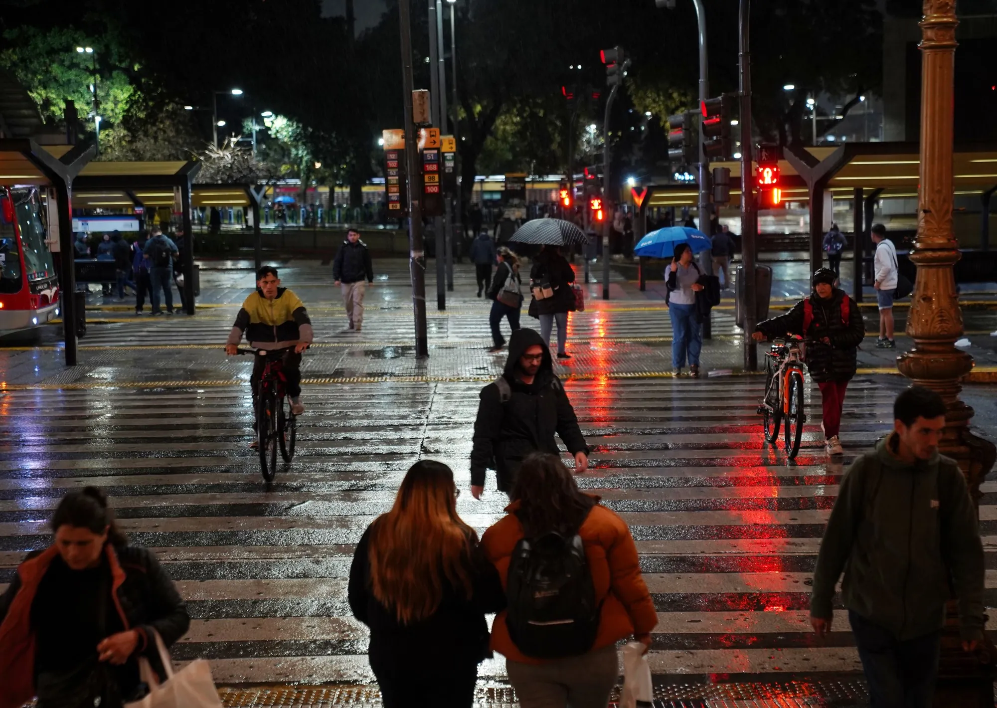 Alerta naranja en la Ciudad de Buenos Aires, el conurbano y seis provincias por las fuertes tormentas: advierten que podría caer granizo