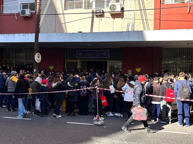 Tras los reclamos, el Gobierno aumentarГЎ los salarios docentes en los colegios y liceos que dependen del Ministerio de Defensa