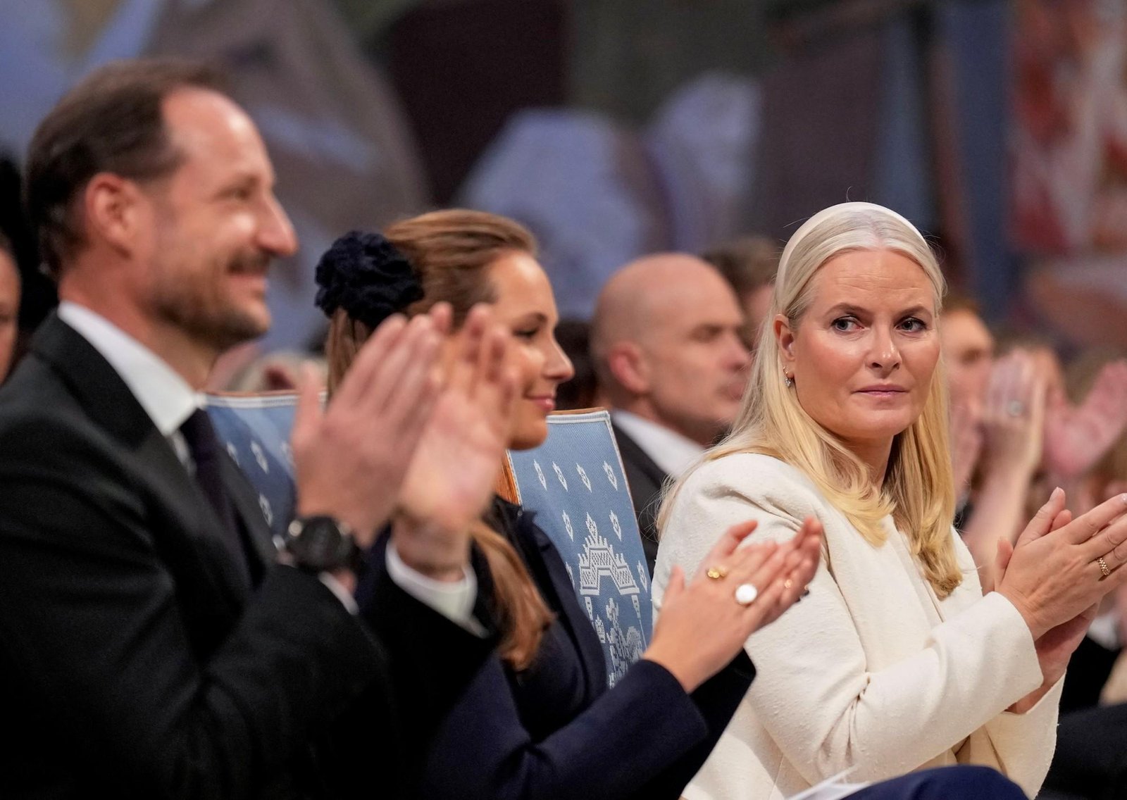 La futura reina de Noruega apareció en los archivos de Jeffrey Epstein y enfrenta un escándalo nacional