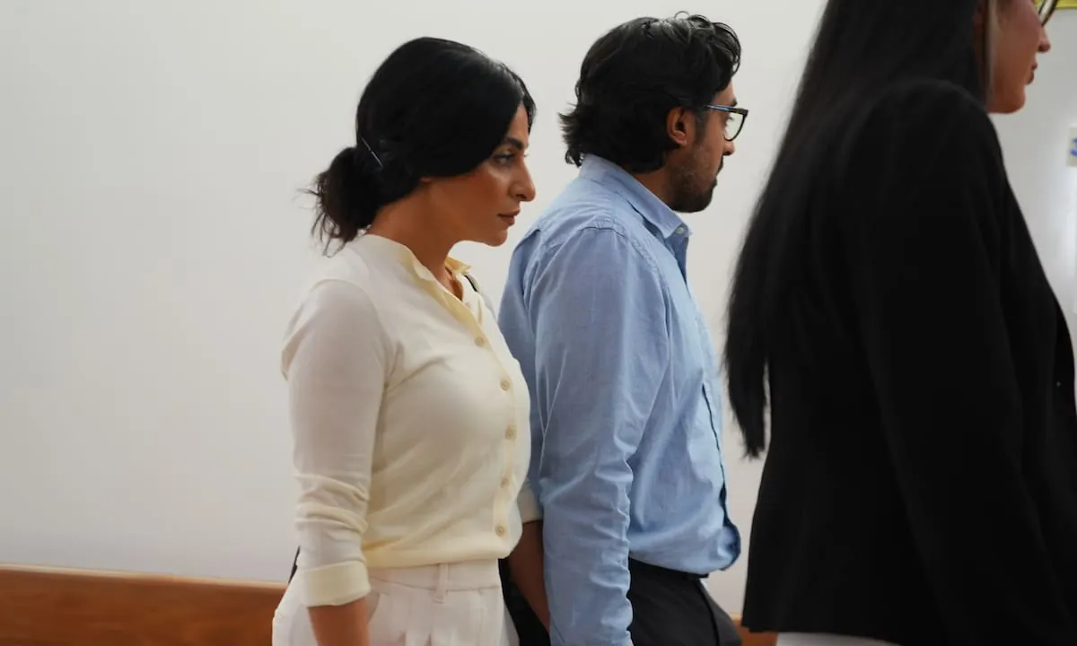 Pareja de California enfrenta en tribunal a madre sustituta en caso de maternidad subrogada y aborto