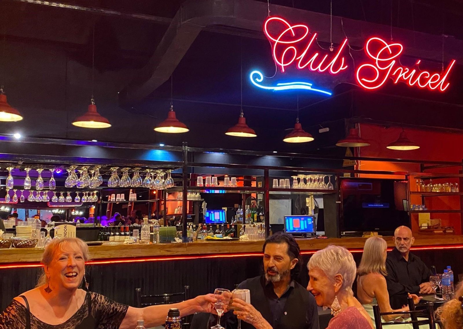 Dejarlo todo por el tango: los extranjeros que se mudaron a la Ciudad para empezar una nueva vida en 2x4