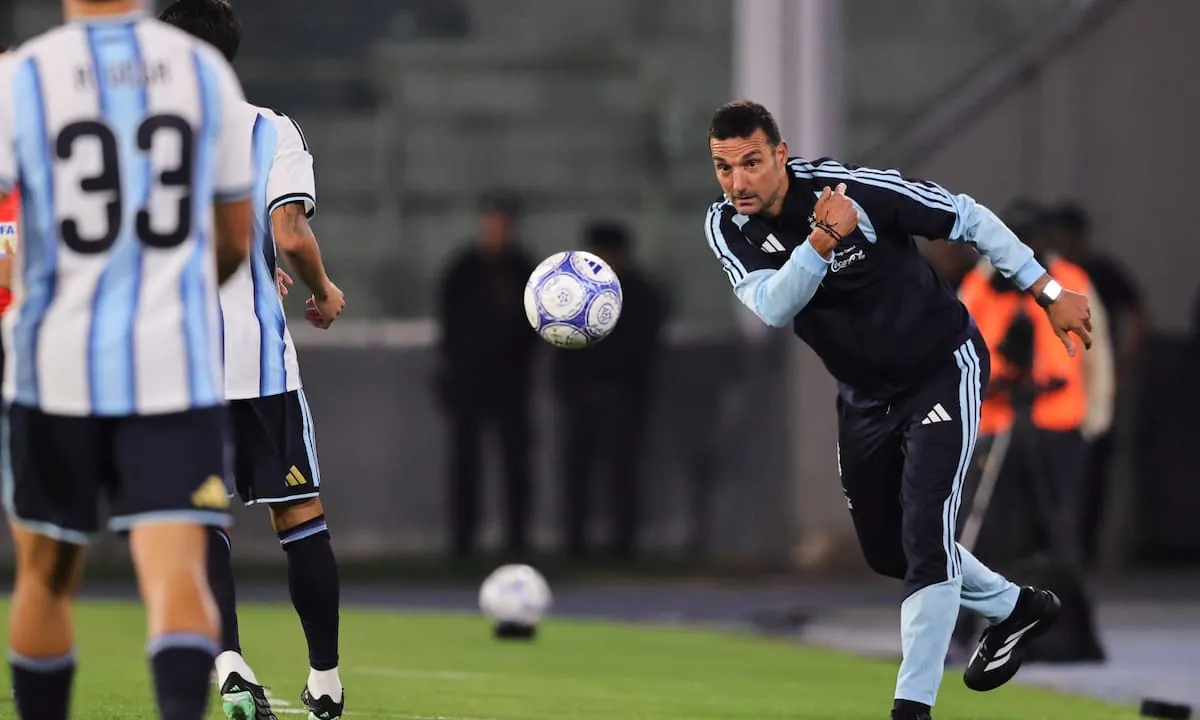 Lionel Scaloni tiene el desafío de competir mientras ensaya el recambio en una selección argentina ya sin Messi