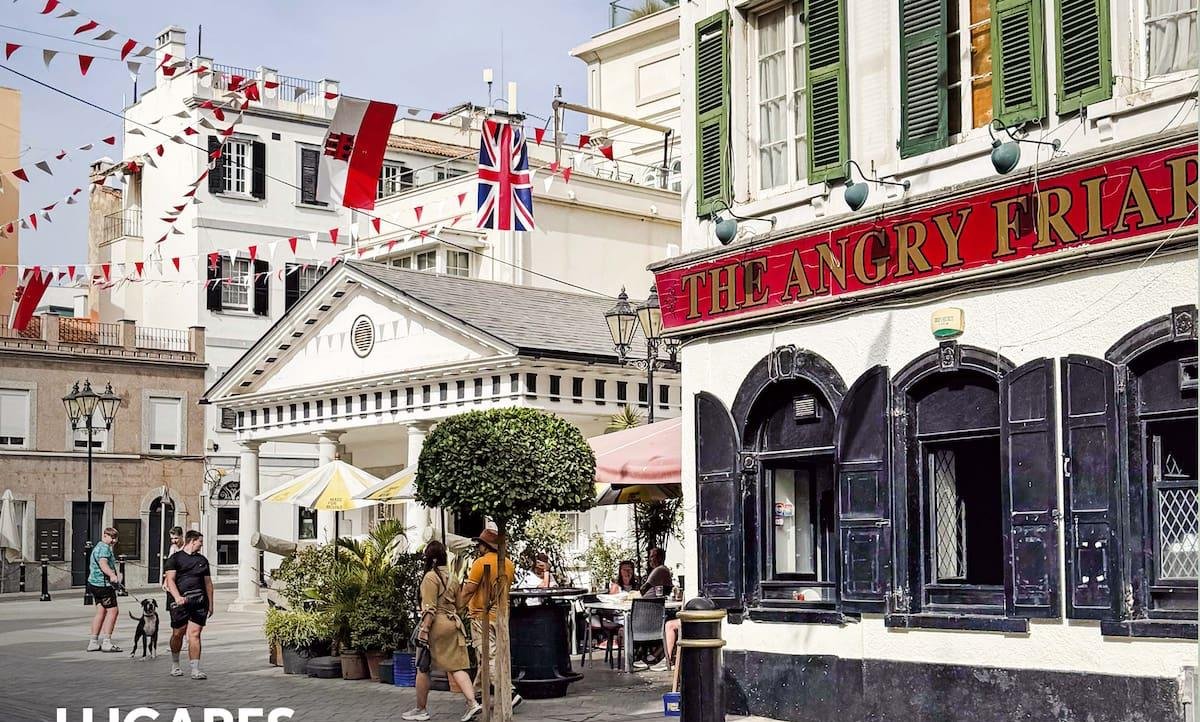 La Londres andaluza: El histórico peñón con moneda propia, dos idiomas y monos salvajes en libertad