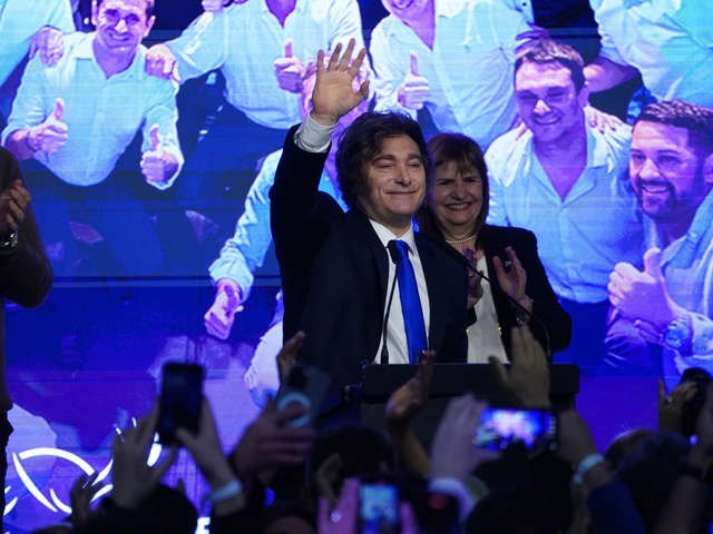 The Wall Street Journal analizГі la contundente victoria de Milei: вЂњLos barrios marginales abandonaron al peronismoвЂќ