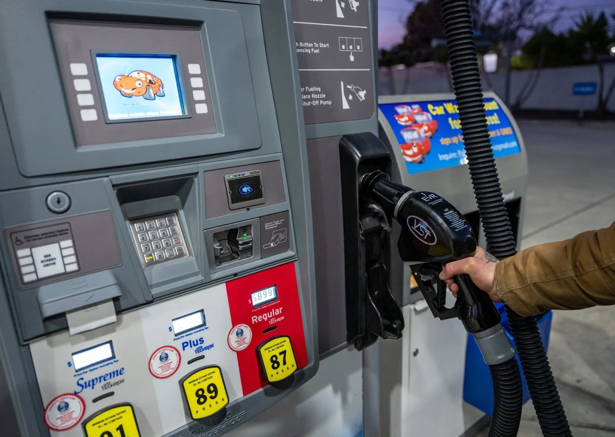 Estados Unidos habilitó "temporalmente" la venta de petróleo ruso, en medio de la escalada de precios