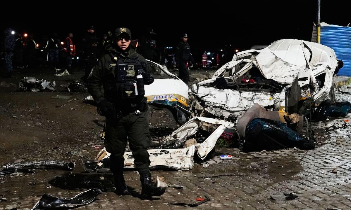 Avión cargado de billetes se estrella e impacta vehículos en Bolivia. Reportan al menos 15 muertos