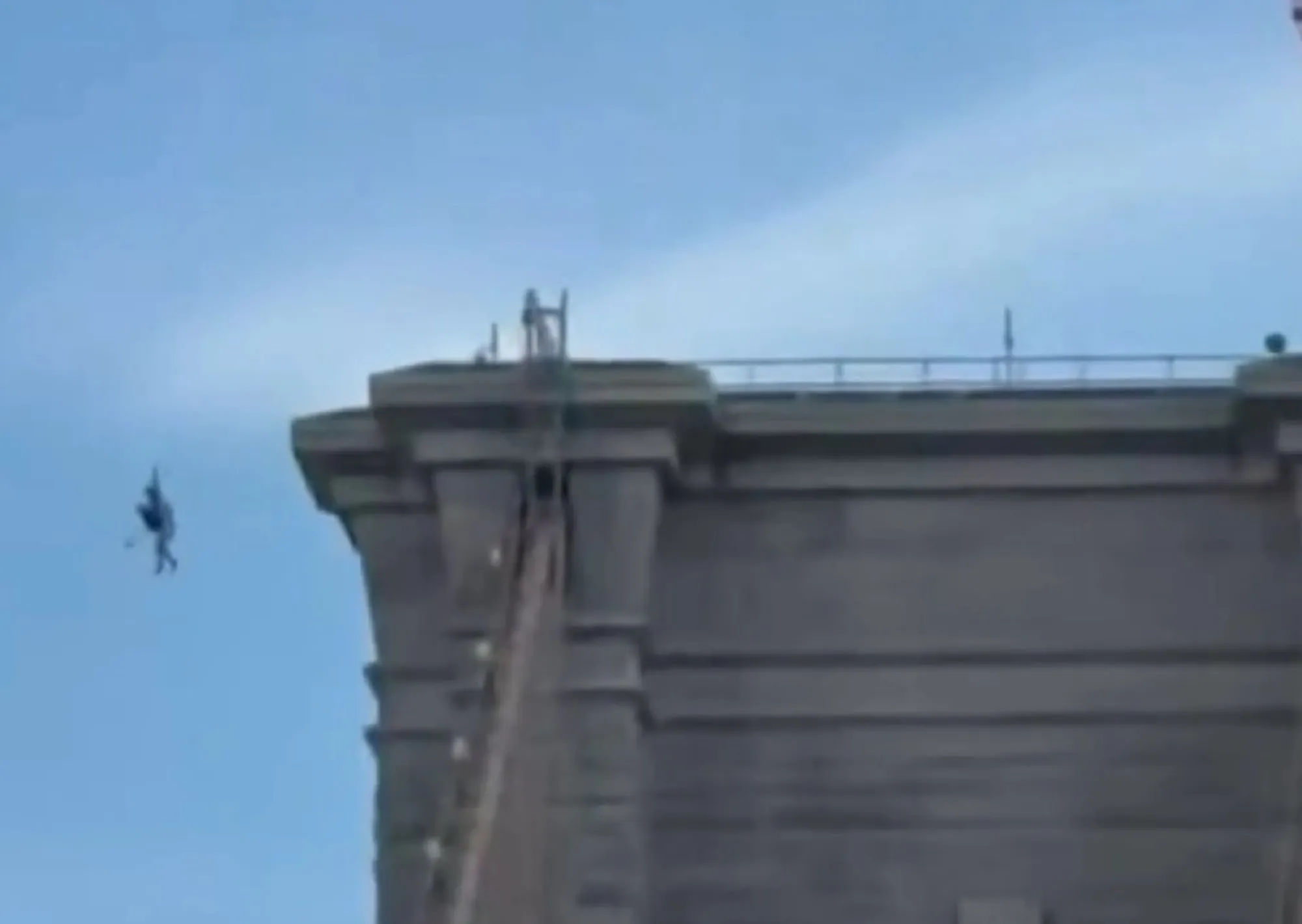 Un hombre se lanzó desnudo al río desde el puente de Brooklyn con una mochila como paracaídas: sobrevivió y quedó procesado