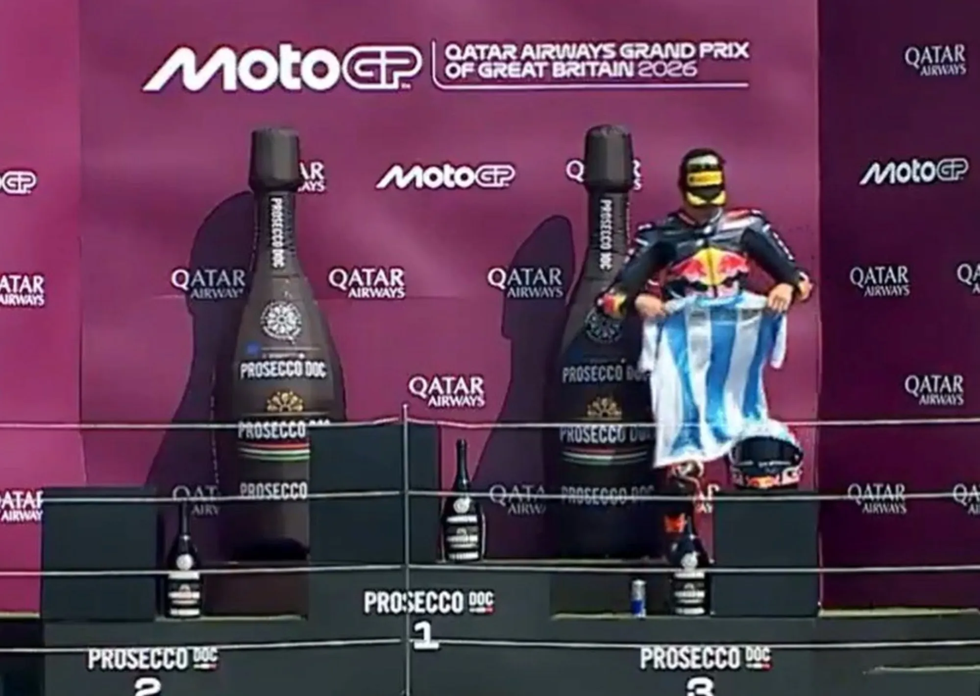 Valentín Perrone se subió al podio de Moto3 y celebró con la camiseta de la Selección Argentina en Inglaterra