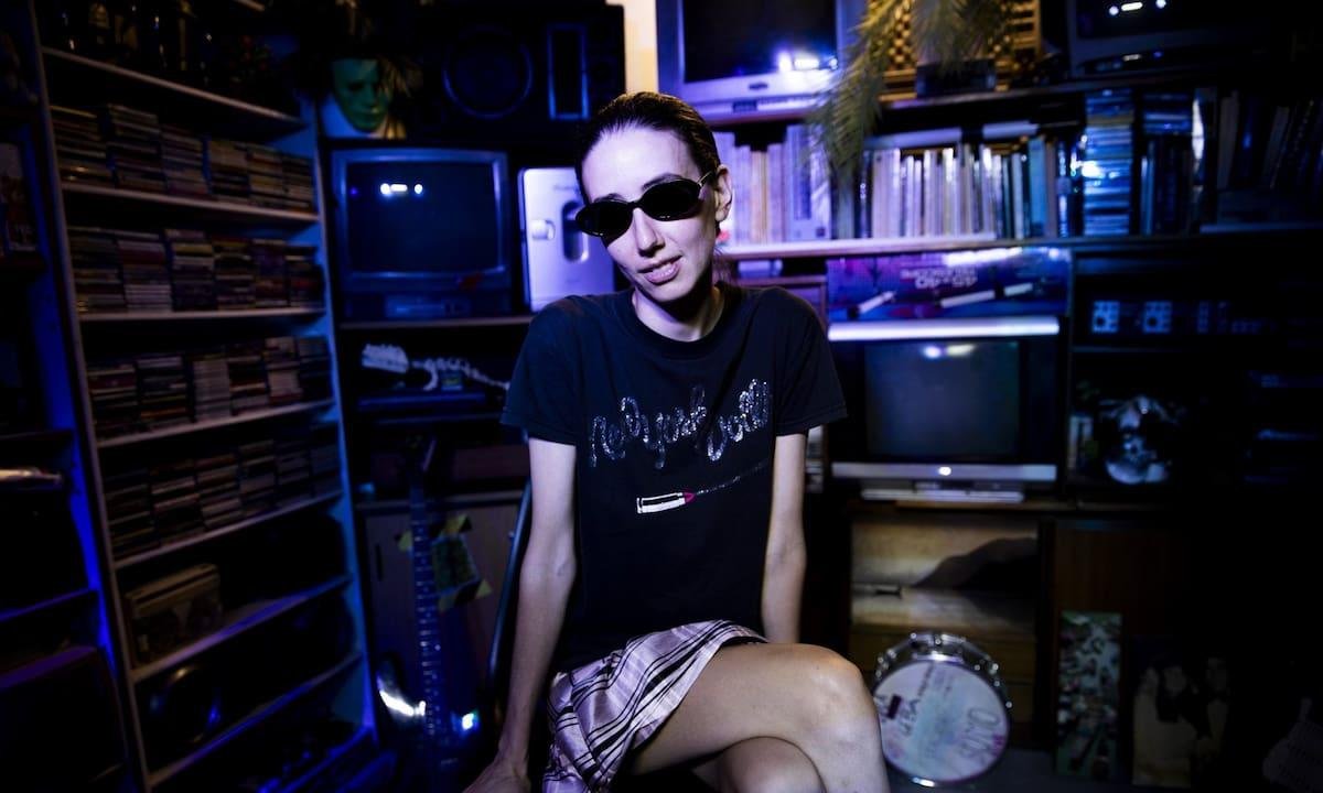 La DJ y bajista que conjuga dos espacios distintos que comparten el pulso de la música en vivo