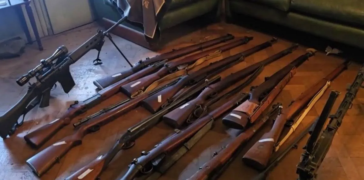 Alerta en Flores: ARMAS, EXPLOSIVOS y OBJETOS NAZIS en la CASA de UN ABUELO de 89