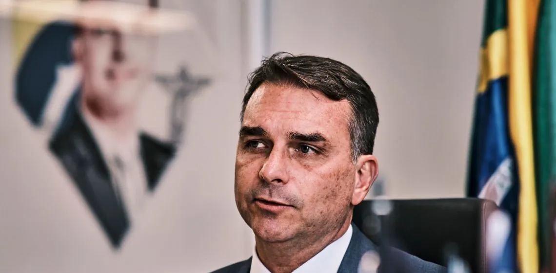 Revelan que Flávio Bolsonaro negoció fondos con un banquero preso para una película sobre Jair Bolsonaro