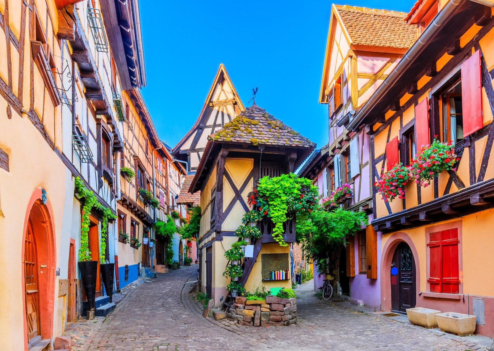 Castillos medievales, calles empedradas y paisajes increíbles: 7 pueblos que parecen sacados de un cuento (y dos localidades argentinas imperdibles)