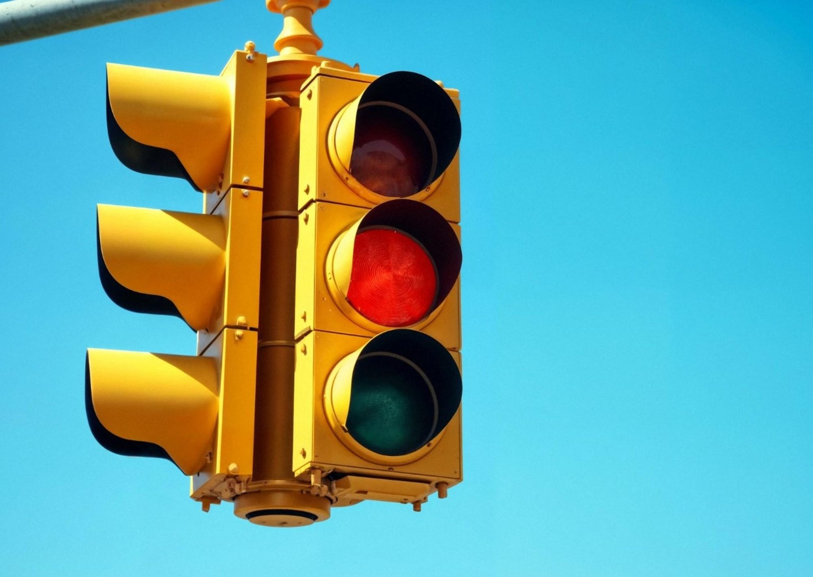 Conducir en EE.UU.: qué significa una "FLASHING YELLOW LIGHT" y cómo proceder al ver una