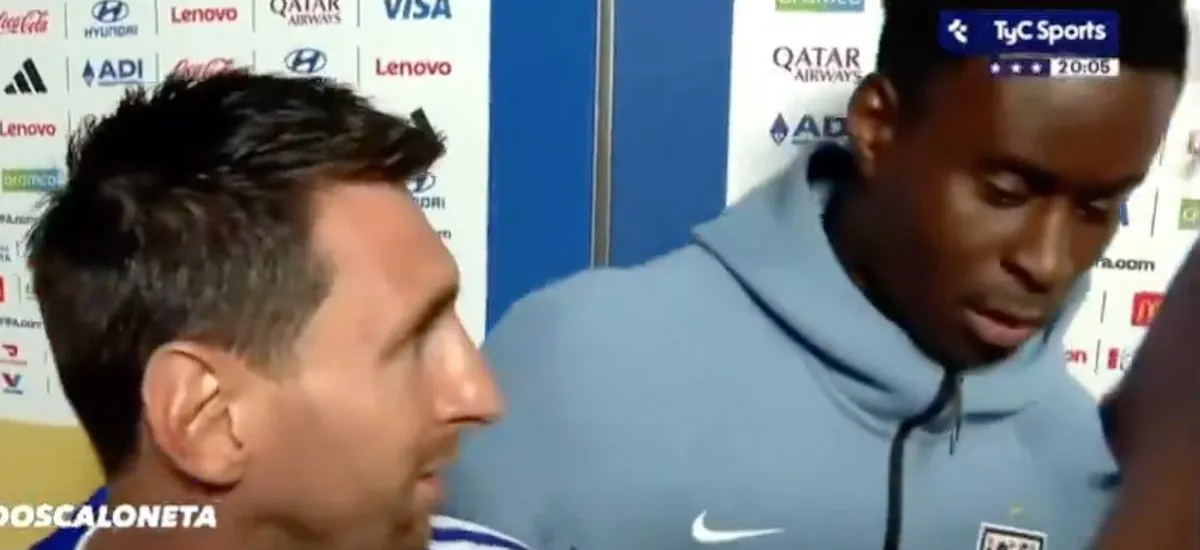 La reacción de Messi en plena entrevista ante el gesto de un jugador de Inglaterra