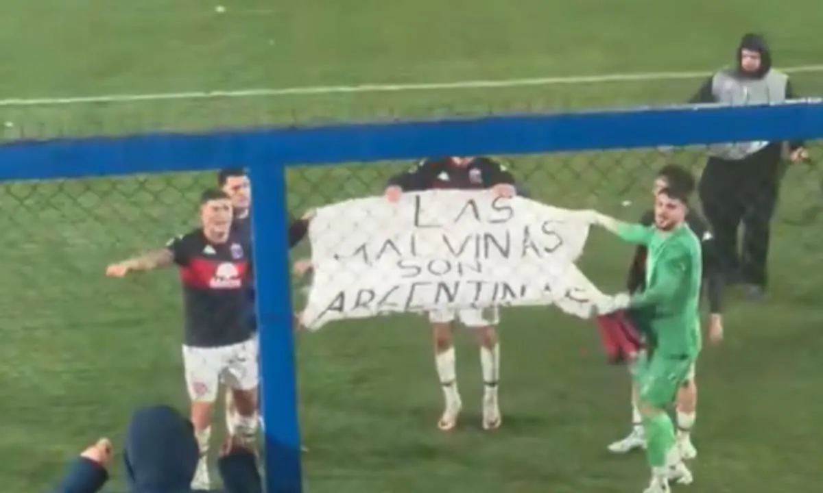 Los jugadores de Tigre mostraron una bandera de Malvinas idéntica a la de la selección argentina en el Mundial