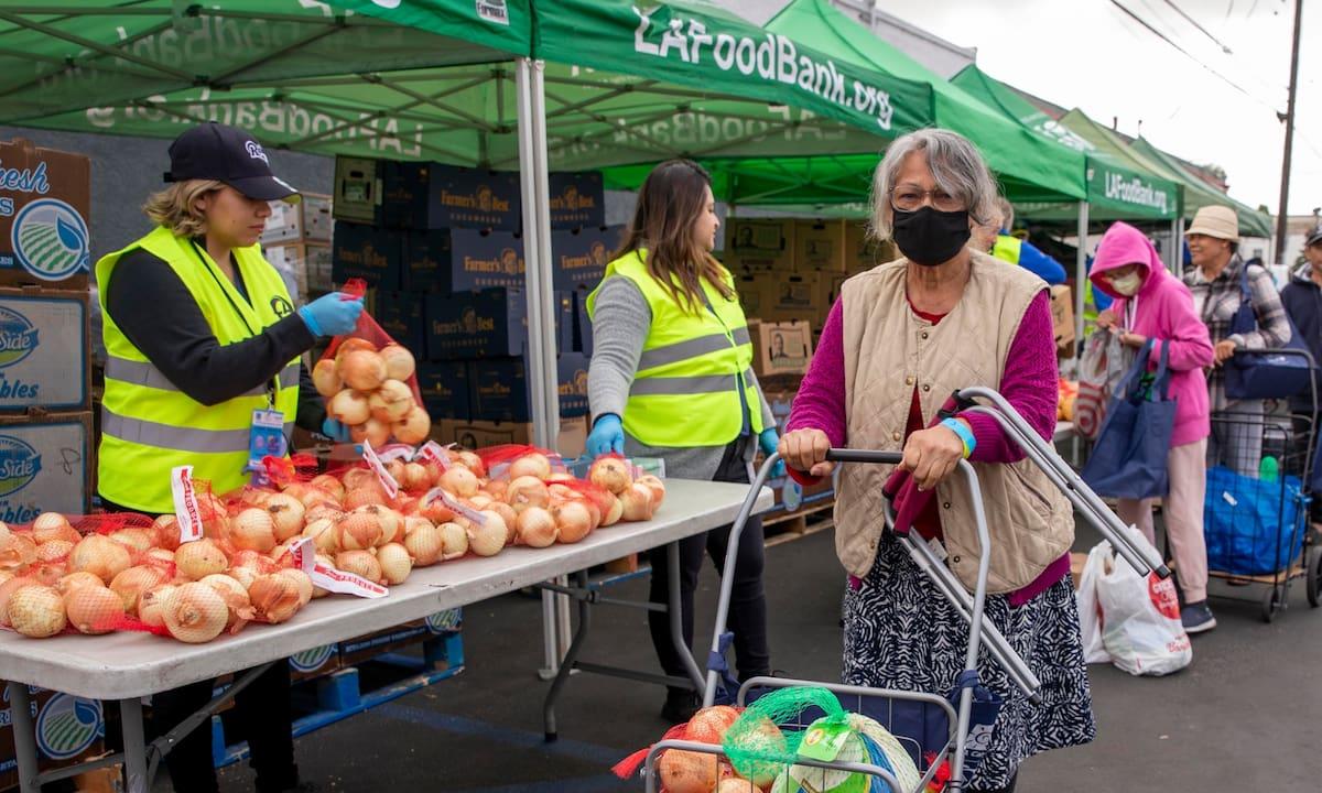 ¿Dónde entregan comida gratis en Los Ángeles durante el mes de marzo 2026?