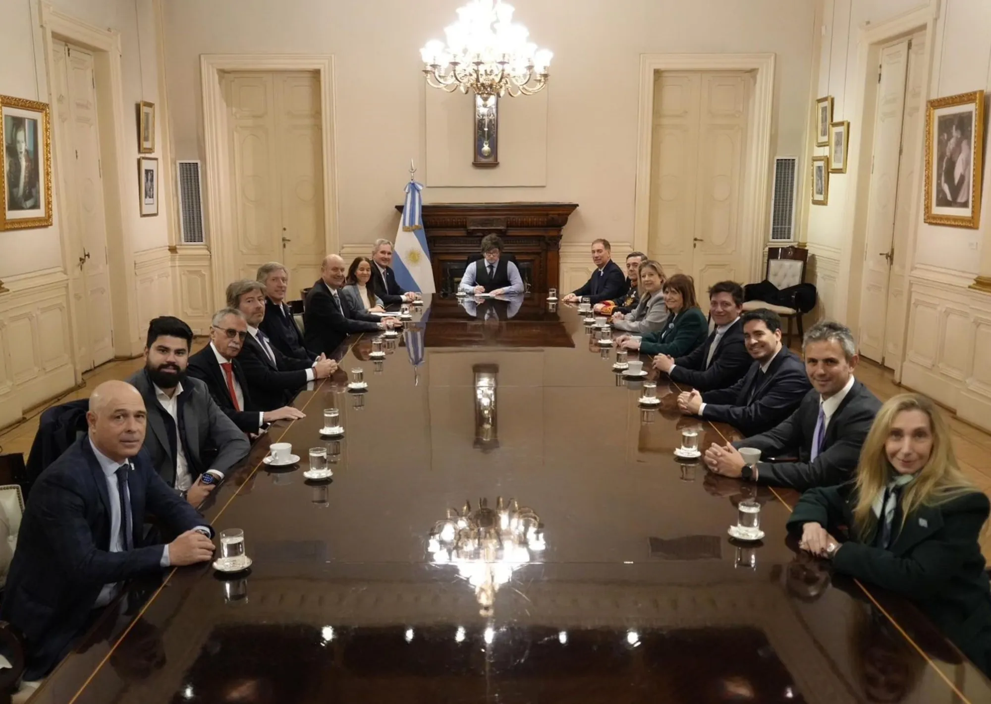 Milei reunió al gabinete en la primera reunión con Santilli como jefe: avanza la reforma de la carta orgánica del Banco Central