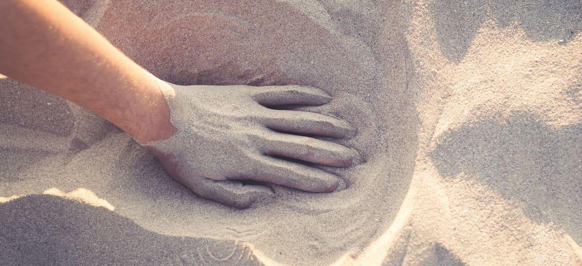 Hallazgo sin precedentes: científicos descubrieron el “séptimo sentido” en los humanos para detectar objetos bajo la arena