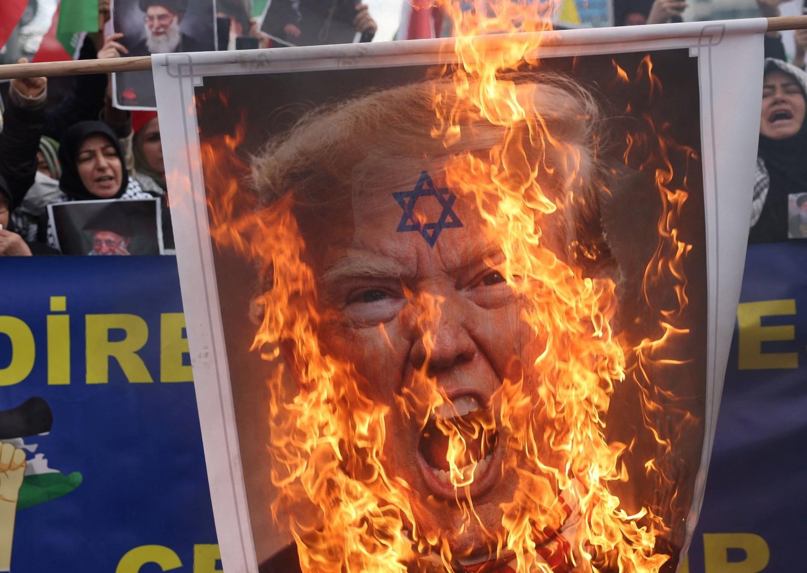 Donald Trump dice que la operación militar contra Irán va más rápido de lo previsto y que hablará con los líderes del régimen