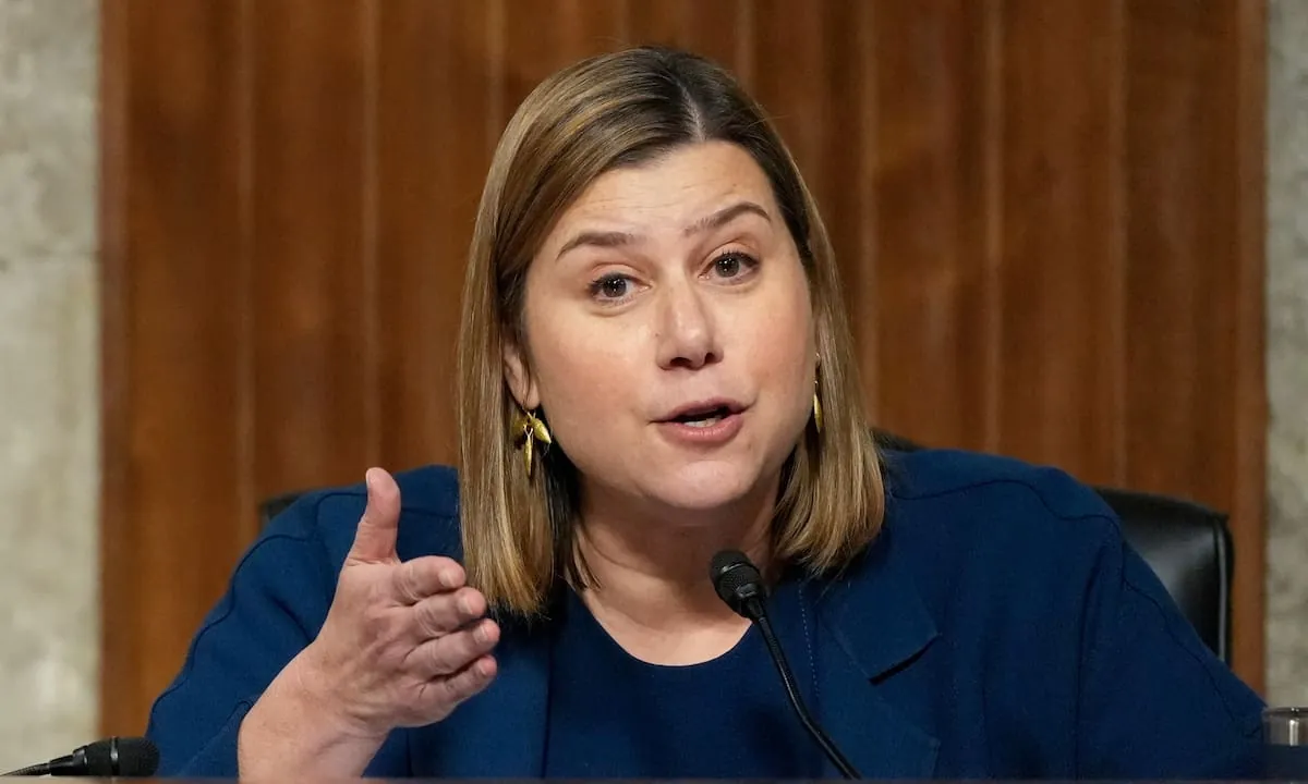 Senadora presiona a Hegseth y Caine para mantener al Ejército fuera de las elecciones