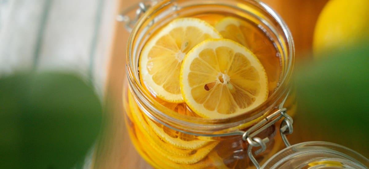 Cáscara de limón y bicarbonato: por qué recomiendan esta mezcla y para qué sirve