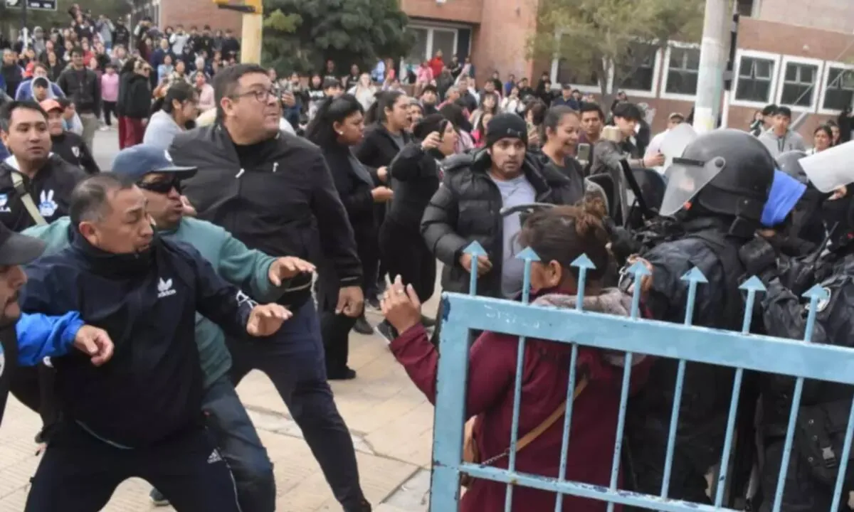 Incidentes y corridas en la puerta de una escuela en Chubut: denuncian que un alumno abusó sexualmente de otro