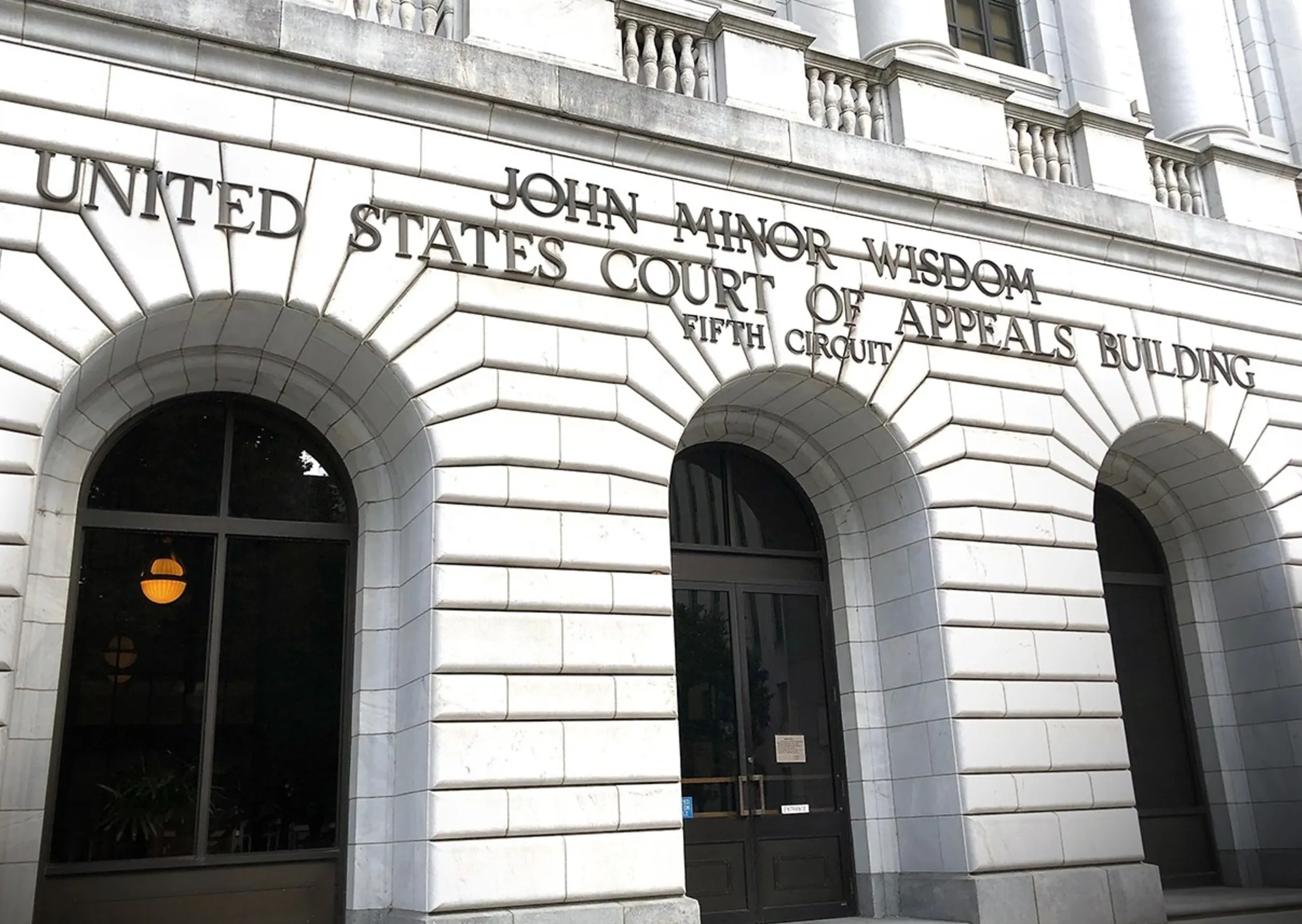 Confirmado: Tribunal habilita a Texas a arrestar migrantes y reaviva la disputa por el control de la frontera con México